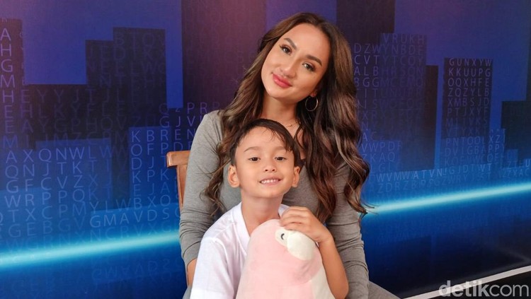 Tengku Dewi Putri Tengku Dewi Putri bersama putranya di Jalan Kapten P Tendean, Jakarta Selatan. Minggu (14/9/2025).