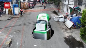 VIDEO: Truk Pengangkut Soda Terperosok Sinkhole di Mexico