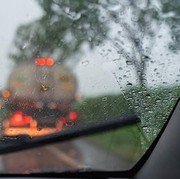Ini 5 Tips Berkendara Aman saat Hujan Deras