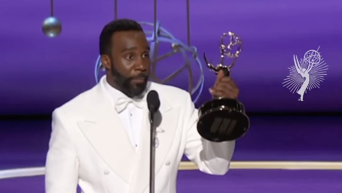 Tramell Tillman menangkan Emmy Awards 2025 kategori Best Supporting Actor in a Drama Series. Aktor berkulit hitam pertama yang memenangkan kategori tersebut.