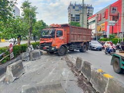 Truk Tabrak Separator Busway di Slipi, Lalin Arah Tomang Padat