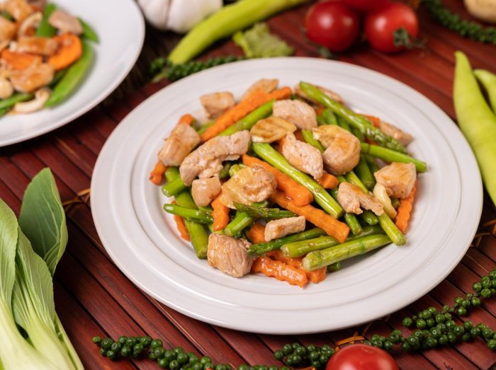 Sayuran tidak harus selalu direbus atau ditumis. Menggunakan teknik memasak yang berbeda bisa memberikan pengalaman rasa baru. Zucchini, paprika, atau jagung misalnya, bisa dipanggang hingga muncul aroma smoky yang khas./ Foto: Freepik.com/jcomp