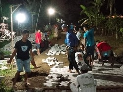 Guyub! Warga Banyuwangi Paving Jalan Kampung hingga Larut Malam