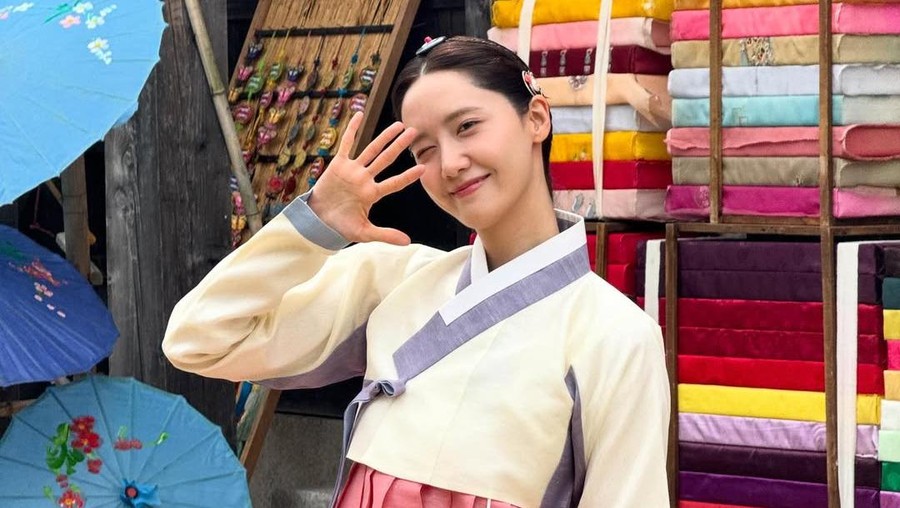Foto behind-the-scene (BTS) drama Korea Bon Appétit, Your Majesty dibagikan Yoona lewat Instagram.