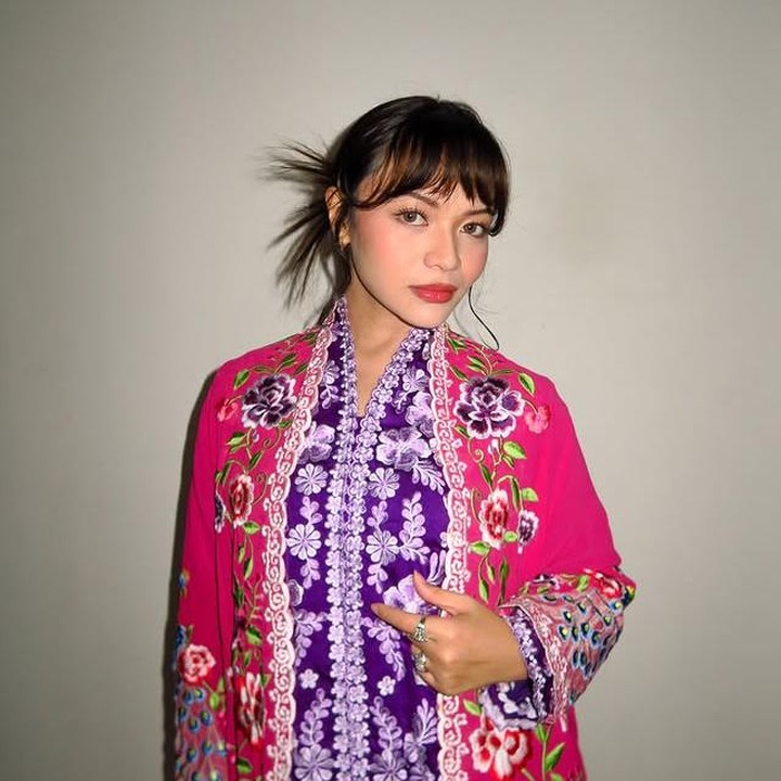 <p>Dulu dikenal sebagai artis cilik dengan poni yang khas dan pipi <em>chubby</em>-nya, Amel Carla kini sukses menorehkan pencapaian akademisnya, Bunda. Ia resmi lulus dari Fakultas Hukum UI di usia 22 tahun dengan gelar Sarjana Hukum. Menariknya, Amel masuk lewat jalur <em>Talents Scouting</em> pada 2019 dan berhasil menuntaskan kuliahnya hanya dalam waktu 3,5 tahun. (Foto: Instagram @amelcarla)</p>