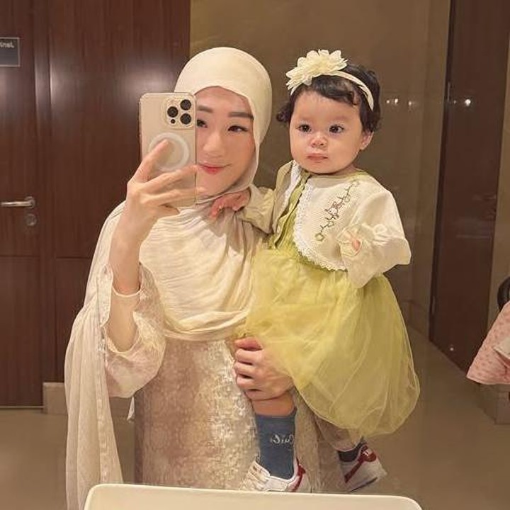 <p>Larissa Chou dan Ikram Rosadi melangsungkan pernikahan pada 2023. Kehadiran putri mereka, Alesha Alifa Habatillah Rosadi, sempat membuat publik penasaran karena Larissa memilih menutupi wajah Si Kecil. Namun, genap berusia 40 hari, Larissa akhirnya memperlihatkan wajah putrinya.&nbsp;Kini, di usia 1 tahun 3 bulan, Larissa kerap membagikan momen manis bersama putrinya. &ldquo;Aku dengan dua pengikut setia yang selalu minta jajan,&rdquo; tulis Larissa melalui unggahan di Instagram. (Foto: Instagram @larissachou)</p>