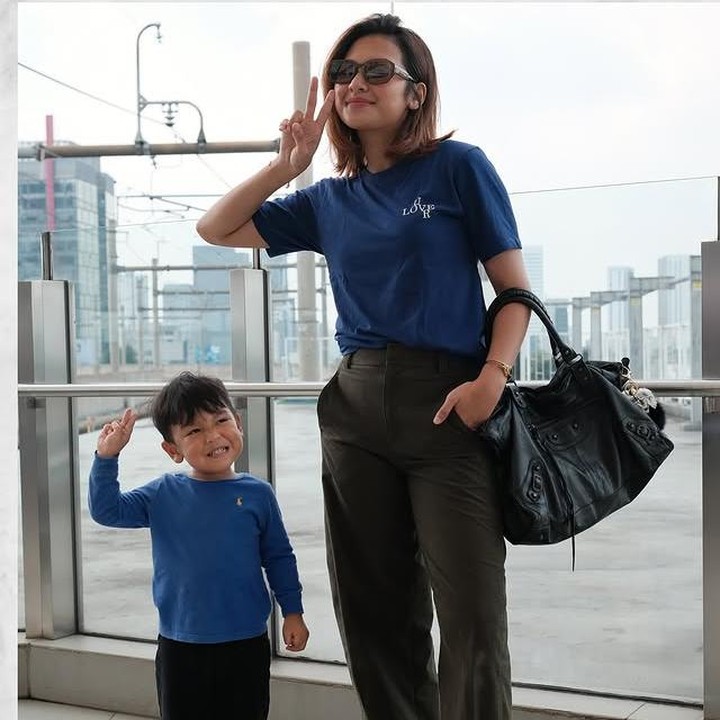 <p>Indah Permatasari dan Arie Kriting menyambut kelahiran anak pertama mereka pada 1 September 2022. Bayi laki-laki yang diberi nama Naka itu awalnya juga tak diperlihatkan wajahnya ke publik, Bunda. Setelah lama dirahasiakan, pasangan ini akhirnya memperlihatkan Naka pada Maret 2024.&nbsp;Kini, di usianya yang menginjak 3 tahun, tingkah Naka semakin menggemaskan dan sering tampil kompak bersama sang Bunda. &ldquo;Enggak sengaja <em>outfit matching check</em>,&rdquo; kata Indah lewat unggahannya di Instagram. (Foto: Instagram @indahpermatas)</p>