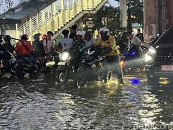 Banyak Motor Mogok gegara Terobos Banjir di Jalan Ciledug Raya Jaksel