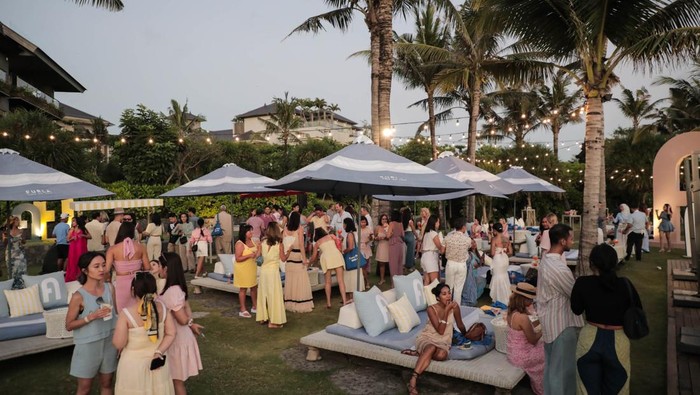 Di FURLA Beach Club Bali, kamu bisa menikmati kuliner, mulai dari pasta hingga dessert musim panas. Menu ini terinspirasi cita rasa Italia yang dikombinasi dengan suasana tropis Bali.