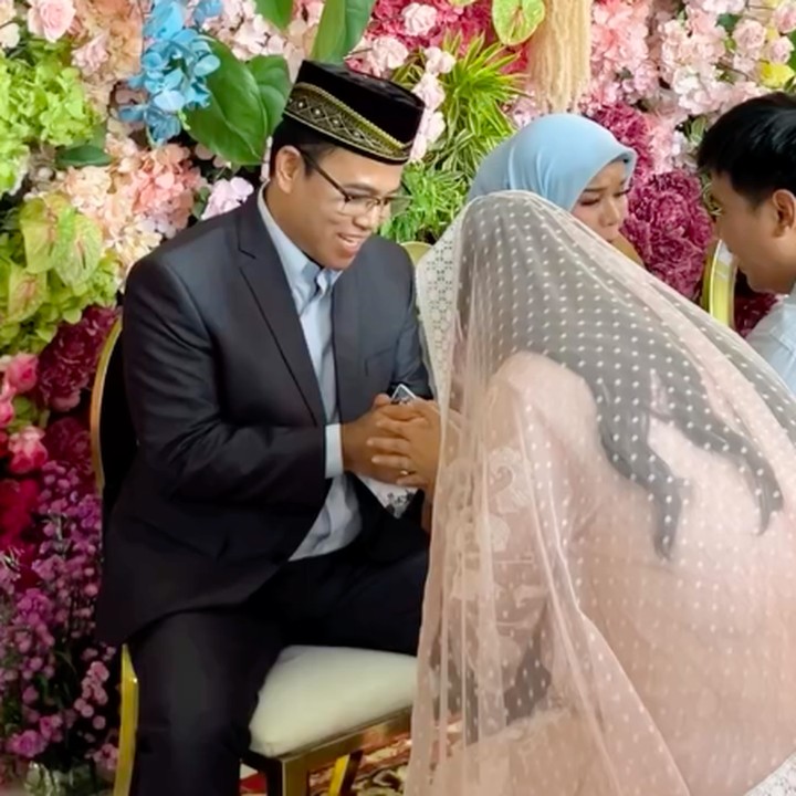 <p>Acara gender reveal ini juga sempat berlangsung penuh haru saat Frans Faisal dan istri melakukan sungkem ke orang tua mereka untuk meminta didoakan. Kedua pihak keluarga tampaknya sudah tak sabar untuk bertemu anak pertama pasangan ini. (Foto: Instagram @galaasky)</p>