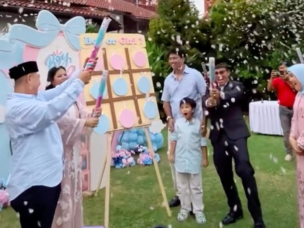 5 Potret Gender Reveal Kehamilan Istri Frans Faisal, Gala Sky Bakal Punya Sepupu Perempuan