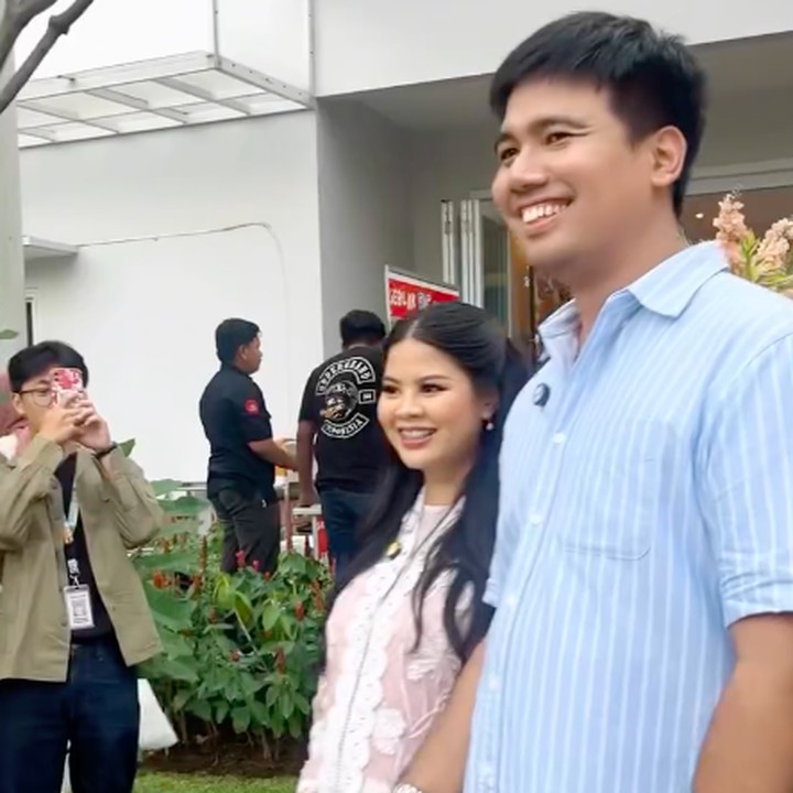 <p>Dalam acara ini, semua tamu yang datang mengenakan baju berwarna biru muda atau merah muda (pink). Frans Faisal sendiri tampak mengenakan kemeja bergaris warna biru dan putih. Sementara itu, istrinya memakai gaun terusan bernuansa warna merah muda. (Foto: Instagram @galaasky)</p>