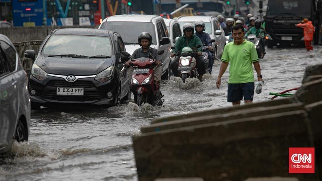Hujan Deras Guyur Jakarta, 10 RT Terendam Banjir BPBD DKI Jakarta mencatat 10 RT terendam banjir imbas hujan deras yang guyur Jakarta hari ini.