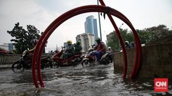 FOTO: Hujan Deras, Jalan Terusan Rasuna ke Mampang Terendam Banjir