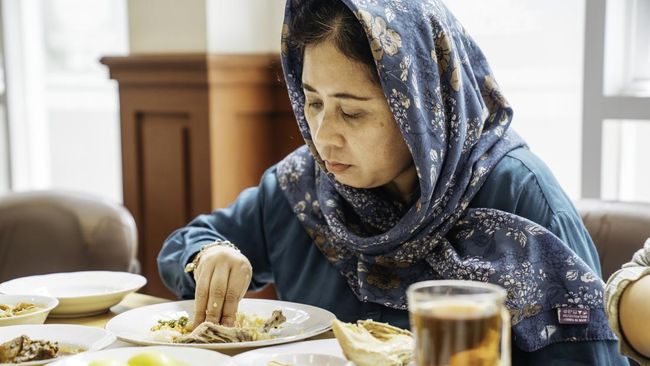 Makan pakai tangan bukan sekadar tradisi, tapi juga memberi manfaat kesehatan mulai dari pencernaan hingga kontrol porsi makan.