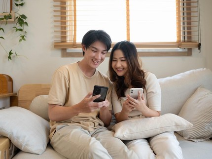 Ternyata Bergosip Bersama Pasangan Bisa Perkuat Hubungan dan Bikin Harmonis, Ini Kata Studi