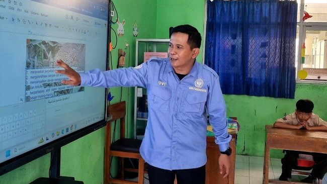 Presiden Prabowo Subianto bakal membagikan perangkat interactive flat panel ke sekolah-sekolah di Indonesia.