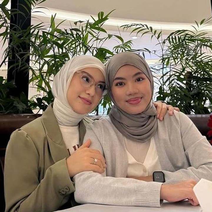 <p>Irish dan Syifa pun memutuskan untuk menikmati momen kebersamaannya dengan makan bareng di mal.&nbsp;&ldquo;<em>Ngedate</em> dulu sama anak gadis sebelum balik koas,&rdquo; tulis Irish di Instagram, Senin (15/09/2025). (Foto: Instagram @_irishbella_)</p>