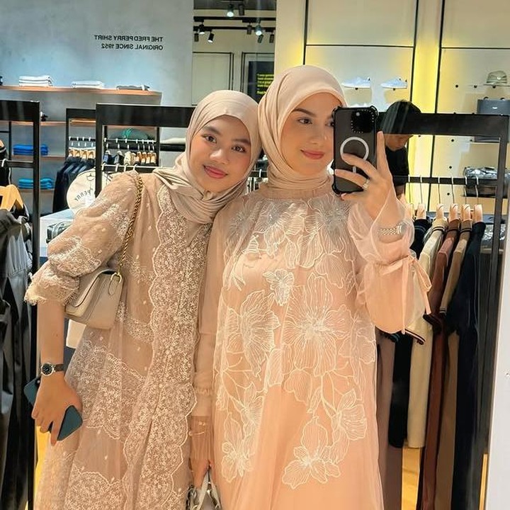 <p>Baru-baru ini, Irish Bella menyita perhatian publik saat ia membagikan momen kebersamaannya dengan Syifa, putri sambungnya. Memanfaatkan waktu libur koas, Syifa diajak untuk&nbsp;<em>quality time&nbsp;</em>bersama dengan Bunda sambungnya itu. (Foto: Instagram @_irishbella_)</p>