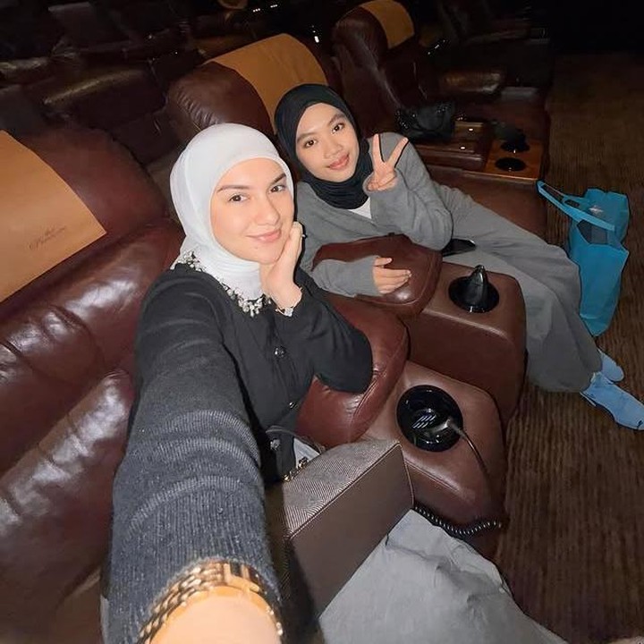 <p>Di beberapa kesempatan lainnya, Irish dan Syifa juga kerap meluangkan waktu bersama, salah satunya dengan menonton film di bioskop. Banyak yang melihat kedekatan keduanya sebagai gambaran harmonisnya hubungan antara Bunda dan anak sambung. (Foto: Instagram @_irishbella_)</p>