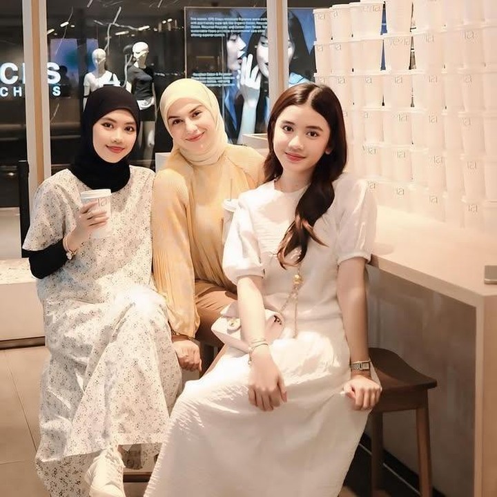 <p>Tak hanya dekat dengan Syifa, Irish juga memiliki hubungan yang hangat dengan Hassya. Ketiganya pun kerap menghabiskan waktu bersama, termasuk momen pertama kali liburan ke luar negeri yang terekam dalam potret ini, Bunda.&nbsp;&ldquo;<em>Our first short trip</em>. <em>Masya Allah Tabarakallah</em>,&rdquo; tulis Irish. (Foto: Instagram @_irishbella_)</p>