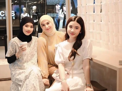 5 Potret Kedekatan Irish Bella dan Kedua Putri Sambung yang Kuliah Kedokteran