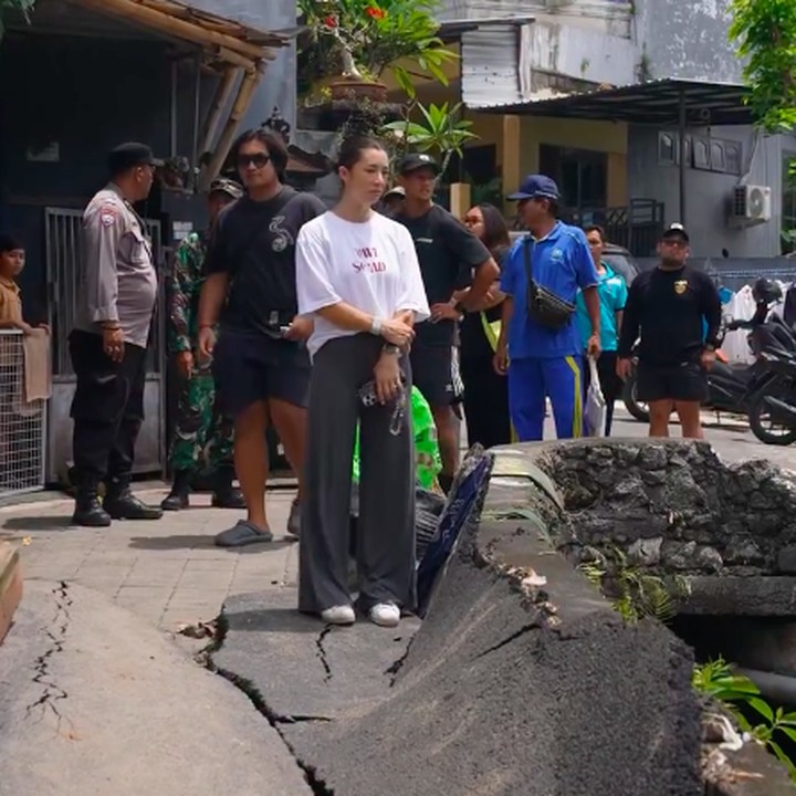 <p>Bali tampaknya bukan hanya menjadi tempat Jennifer Bachdim tinggal, tapi juga menjadi rumah bagi keluarganya yang sudah lama menetap di sana. Tak heran bila perempuan 38 tahun ini mengungkap perasaan sedihnya akibat banjir yang melanda Pulau Dewata tersebut. "Banjir di Bali mengingatkan kita betapa rapuhnya kita tanpa alam yang sehat," tulisnya. (Foto: Instagram @jenniferbachdim)</p>