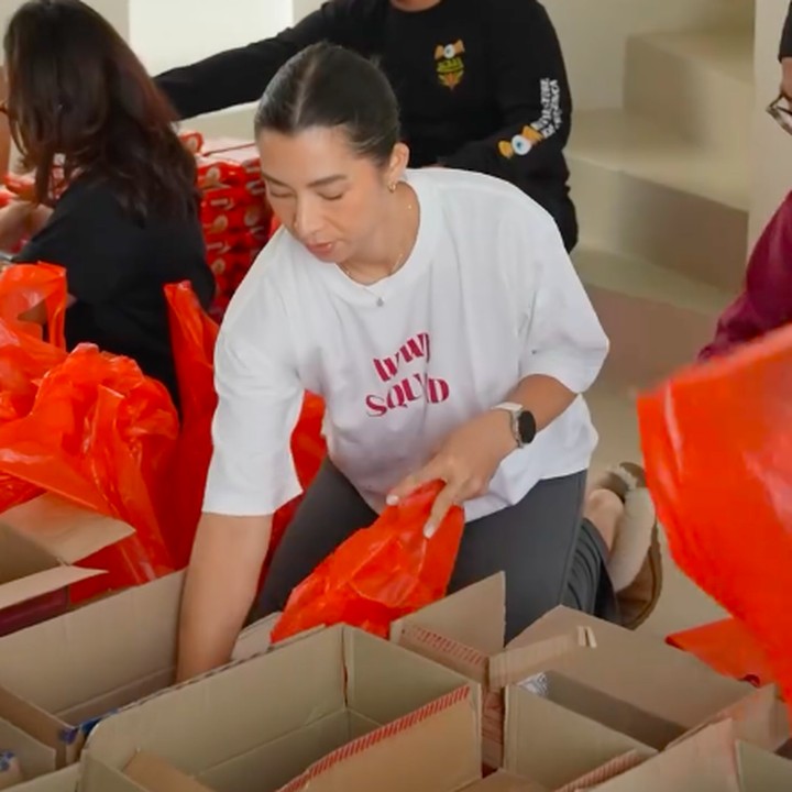 <p>Jennifer Bachdim dan sang suami Irfan Bachdim lantas memutuskan untuk turun langsung memberikan bantuan bagi korban Banjir di Bali. Bunda empat anak ini turut serta dalam membungkus barang bantuan hingga menyalurkannya langsung ke warga. (Foto: Instagram @jenniferbachdim)</p>