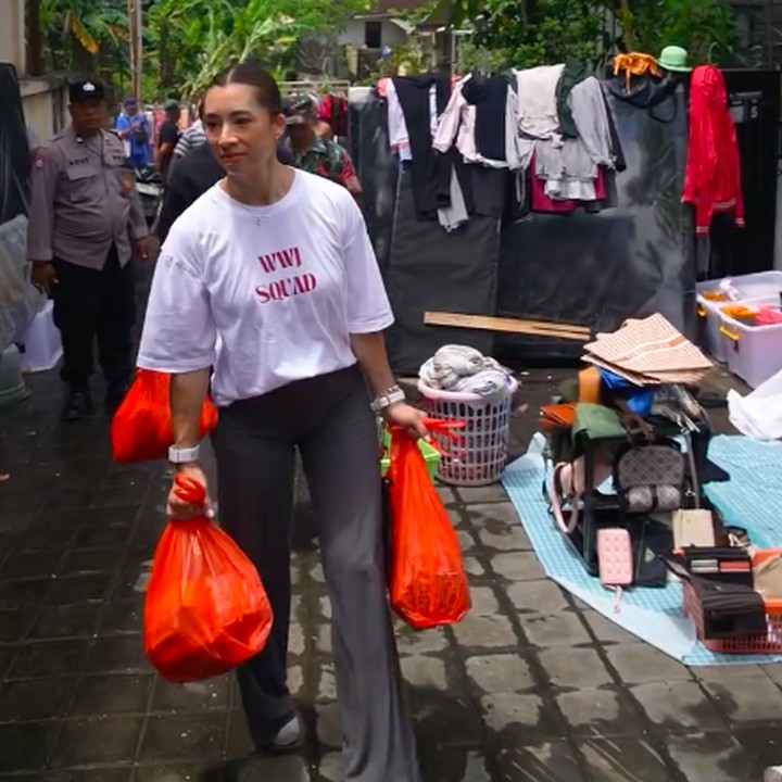 <p>Selebgram Jennifer Bachdim diketahui sudah lama menetap di Bali bersama suami dan keempat anaknya. Bencana banjir yang terjadi di Bali belum lama ini turut mengunggah hati Jennifer Bachdim untuk memberikan bantuan ke para korban, Bunda. (Foto: Instagram @jenniferbachdim)</p>