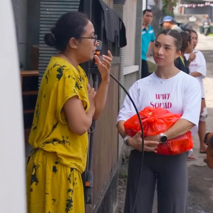 <p>Saat melakukan kunjungan ke kawasan terdampak banjir, Jennifer Bachdim sempat berbincang dengan warga. Ia bahkan ikut melihat bangunan-bangunan rumah yang rusak akibat banjir. (Foto: Instagram @jenniferbachdim)</p>