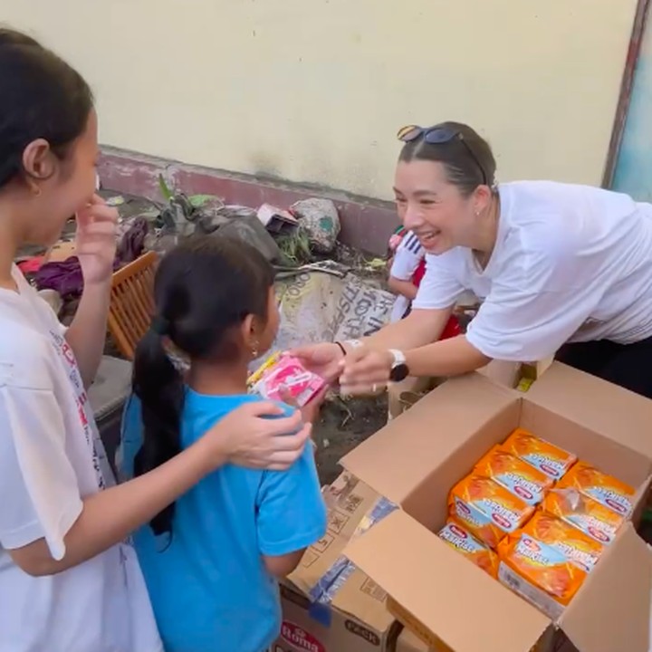 <p>Dalam postingannya, Jennifer Bachdim juga menuliskan tentang keputusaannya ikut memberikan bantuan. Ia berharap korban terdampak banjir bisa terbantu dan bencana ini tidak lagi terjadi di Bali. "Bersama keluarga, aku belajar lagi bahwa kebaikan sekecil apa pun bisa berarti besar untuk orang lain. Untuk semua yang terdampak banjir di Bali, semoga semua kehilangan bisa digantikan dengan kebahagiaan baru. Semoga bencana ini tidak terulang kembali, dan kita semua bisa belajar untuk lebih menjaga bumi tempat kita tinggal terutama untuk tidak membuang sampah ke sungai maupun jalanan," ungkapnya. (Foto: Instagram @jenniferbachdim)</p>
