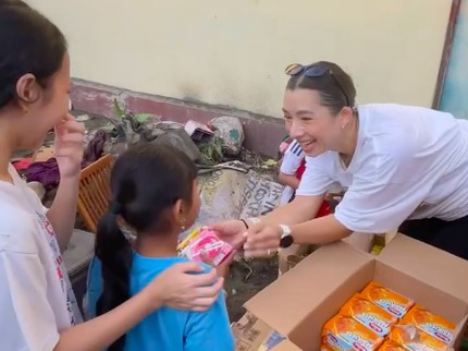 Momen Jennifer Bachdim Bagikan Bantuan untuk Korban Banjir di Bali, Ini Potretnya