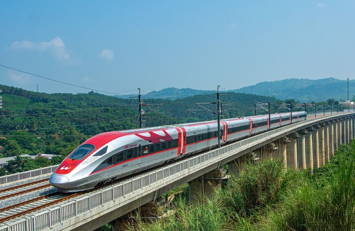 Indonesia memiliki total utang ke China mencapai USD55 miliar (setara Rp918 triliun). Salah satu proyek rasasanya adalah Kereta Cepat Jakarta-Bandung (KCJB) atau Whoosh.