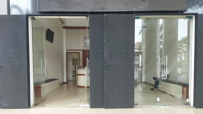 Kantor Bupati Pandeglang Dipasangi Pintu Besi Antisipasi Aksi Massa Pemkab Pandeglang menyatakan kantor Bupati dipasangi pintu besi untuk meningkatkan keamanan. Pemasangan ini akan dilakukan di tiga titik.