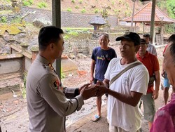 Kapolres Gianyar Tinjau dan Beri Bantuan Korban Tanah Longsor di Gianyar
