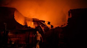 Warga berjalan di dekat lokasi kebakaran pabrik konstruksi di Serpong Utara, Kota Tangerang Selatan, Banten, Senin (15/9/2025). Sebanyak 20 unit mobil pemadam dan 100 personel dikerahkan untuk memadamkan kebakaran yang diduga akibat korsleting listri
