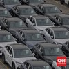 Petugas memeriksa mobil listrik impor di IPCC Terminal Kendaraan, Pelabuhan Tanjung Priok, Jakarta, Selasa, 16 September 2025. (CNN Indonesia/Adhi Wicaksono)