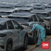Petugas memeriksa mobil listrik impor di IPCC Terminal Kendaraan, Pelabuhan Tanjung Priok, Jakarta, Selasa, 16 September 2025. (CNN Indonesia/Adhi Wicaksono)