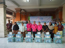 Ketum Bhayangkari Salurkan Bantuan ke Warga Korban Banjir di Bali