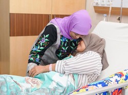Pelukan Hangat Gubernur Khofifah ke Korban Laka Bus Bromo di RSBS