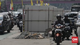 Tiga pekerja ditemukan tewas di gorong-gorong Cipayung, Jakarta Timur, saat pembersihan sumur bor. Penyebab kematian masih diselidiki.
