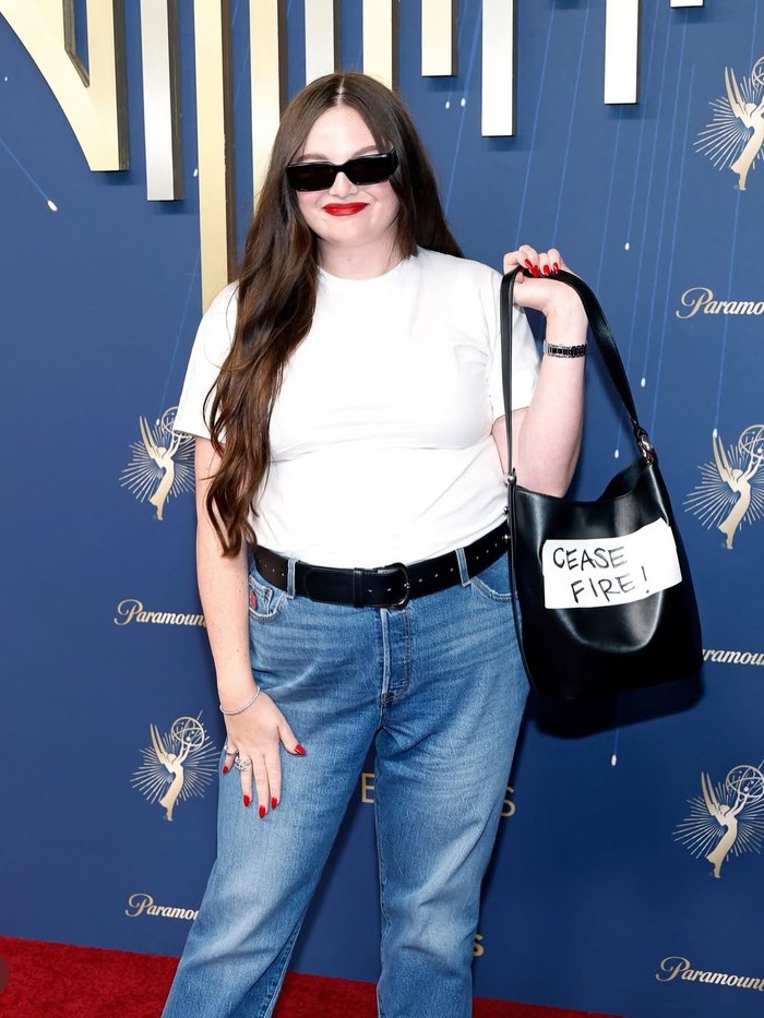 Megan Stalter di Emmy Awards 2025. Ia menyuarakan dukungan untuk Palestina di red carpet.