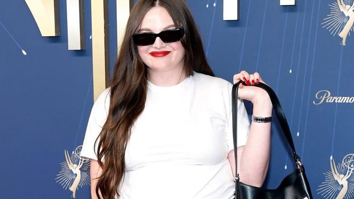 Megan Stalter di Emmy Awards 2025. Ia menyuarakan dukungan untuk Palestina di red carpet.