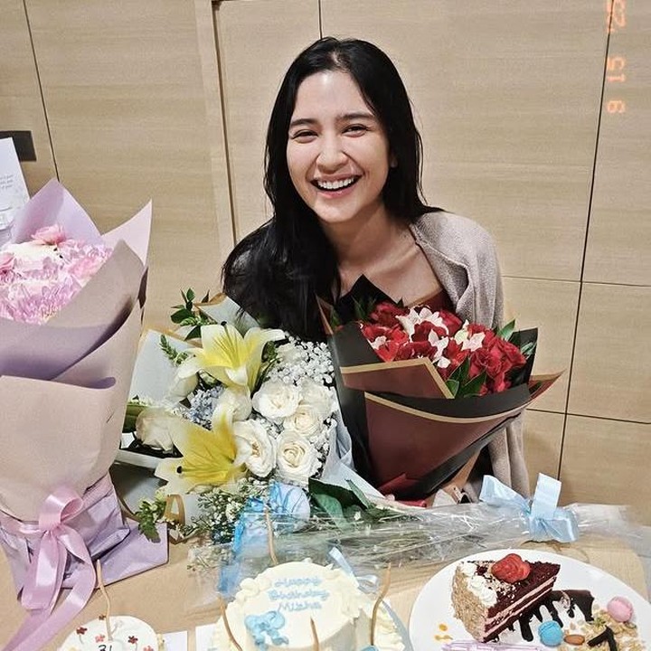<p>Wajah pemeran sinetron <em>Kepompong</em> ini terlihat sumringah saat diberi kejutan oleh orang-orang tersayang. Seperti tradisi di setiap tahunnya, Deva tak pernah absen memberikan ungkapan cinta untuk sang istri. Lewat Instagram pribadinya, aktor tampan ini kembali bikin publik ikut baper dengan kata-kata puitisnya, Bunda. (Foto: Instagram @miktambayong)</p>