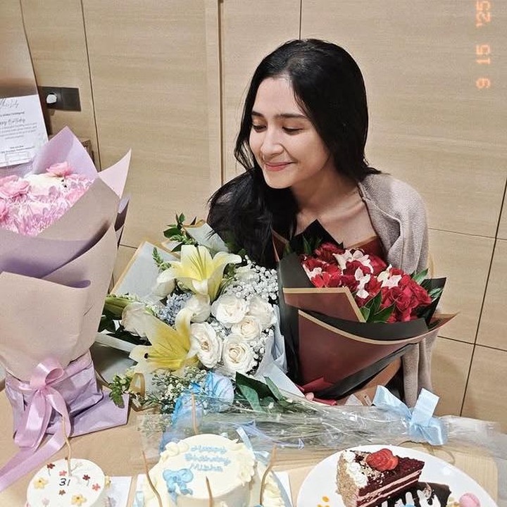 <p>"Selamat ulang tahun, istriku. Doa suamimu tahun ini adanya sederhana: apa pun harinya, semoga Tuhan selipkan tawa di antaranya, karena kamu yang tertawa itu cahaya bagi saya yang pelupa," tulis Deva melalui <em>postingan</em> Instagram-nya, Senin (15/09/2025). (Foto: Instagram @miktambayong)</p>