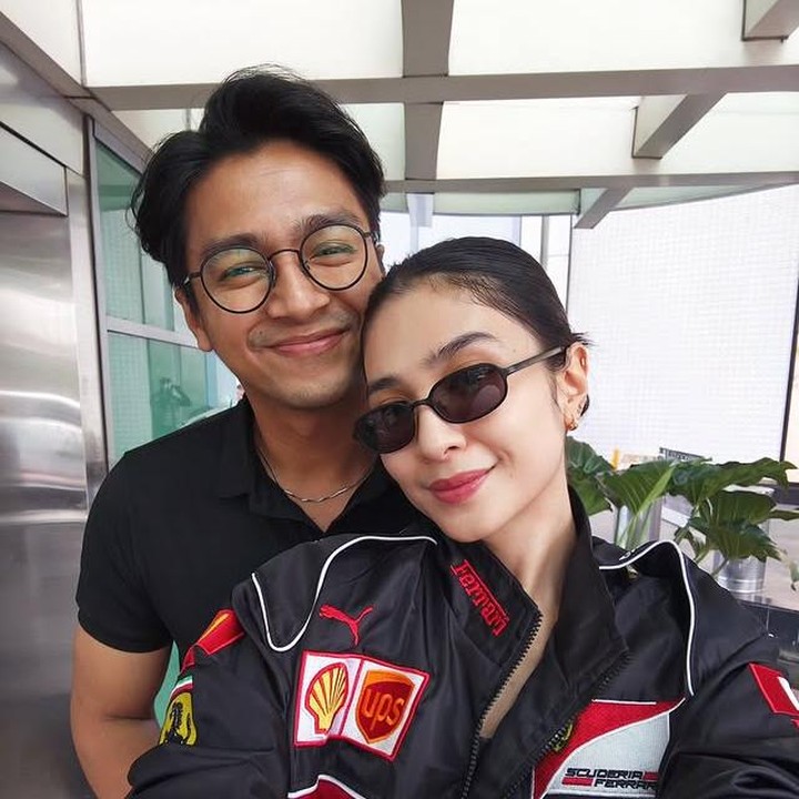 <p>Selain itu, Deva juga melanjutkan ucapannya dengan memberikan harapan agar sang istri selalu bahagia. "Berbahagia dan banyak-banyak ketawa, ya, Sayang. Jangan takut sama keriput, karena itu cuma cara semesta menulis puisi di wajahmu," tambahnya. (Foto: Instagram @miktambayong)</p>
