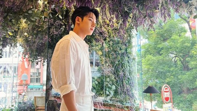 13 Idol K-Pop Pria dengan Tubuh Tinggi Menjulang