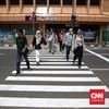 Warga melintasi pelican crossing Stasiun Cikini, Jakarta, Selasa (16/9/2025). (CNN Indonesia/Adi Ibrahim)