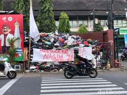 Potret Spanduk Nagih Janji di Gunungan Sampah Depo Katamso Jogja: Mambuuuu!