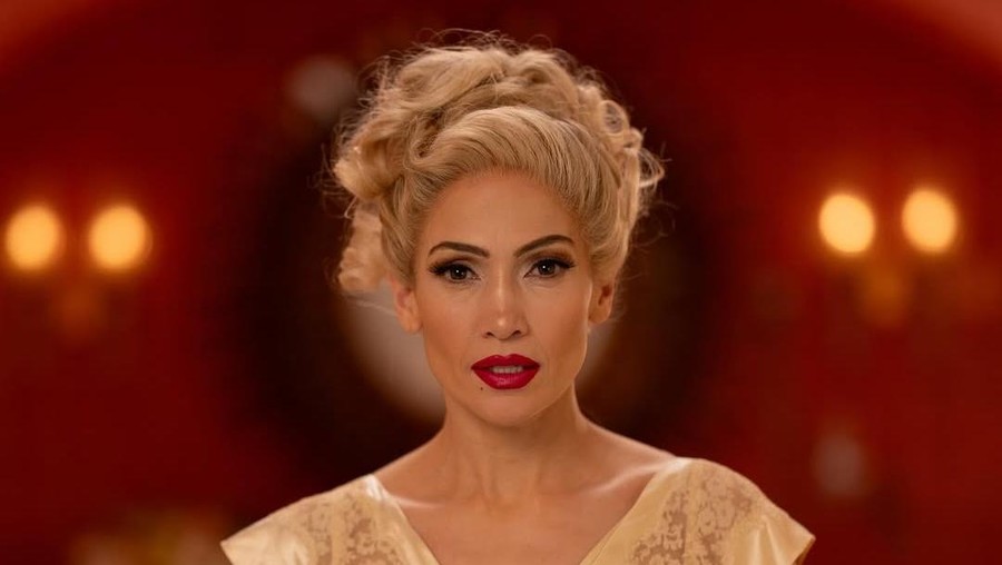 Penampilan terbaru Jennifer Lopez dengan rambut pirang dan keriting.